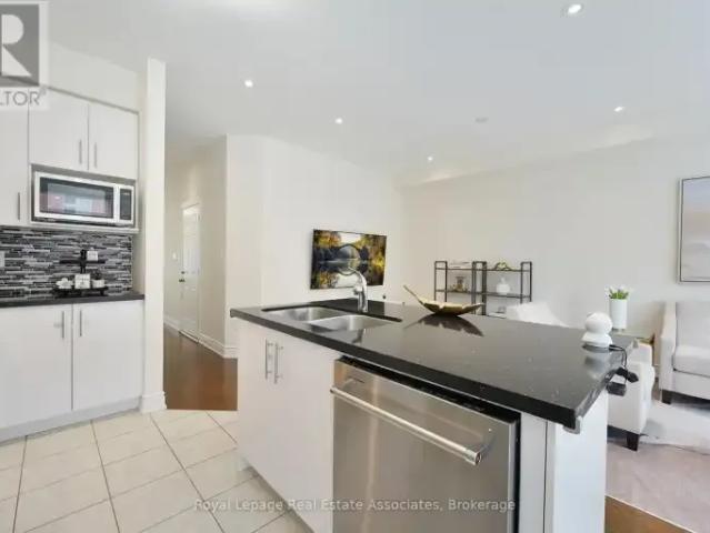 Townhouse 3 Bedroom For Rent Richmond Hill ON 3600 ES102658636