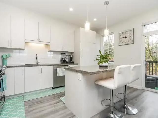 Townhouse 3 Bedroom For Rent Surrey BC 1800 ELS102752475