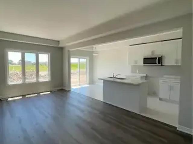 Townhouse 3 Bedroom For Rent Welland ON 2300 ES103740113
