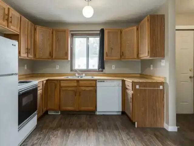 Townhouse 2 Bedroom For Rent Moose Jaw SK 1660 ES103151055