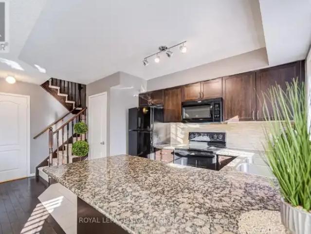 Townhouse 2 Bedroom For Rent Oakville ON 2550 ES102339183