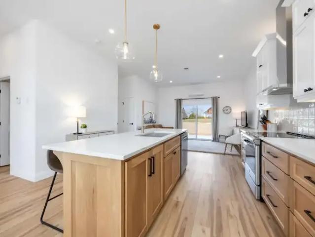 Townhouse 2 Bedroom For Rent Lambton Shores ON 2450 ELS102846614