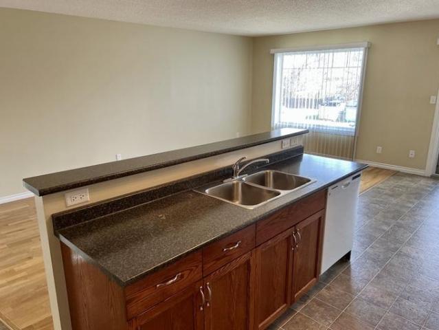 Townhouse 2 Bedroom For Rent Vegreville AB 1350 ES101877090