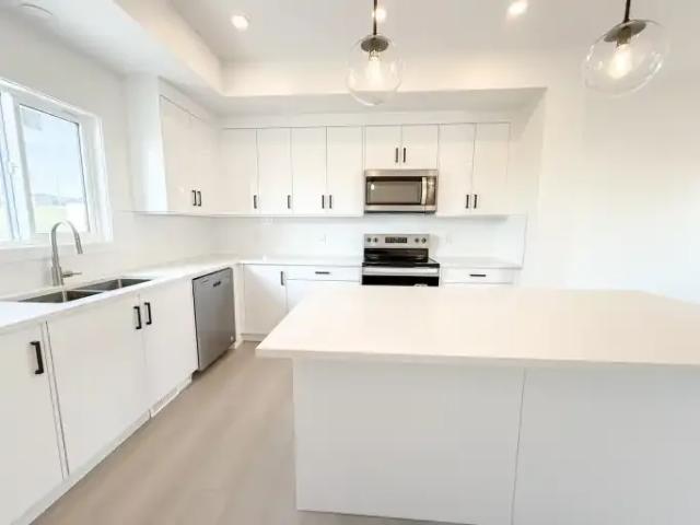 Townhouse 4 Bedroom For Rent Calgary AB 2500 ES103338482