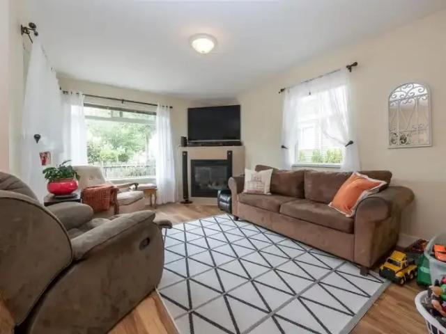 Townhouse 4 Bedroom For Rent Gibsons BC 1700 ES103355185