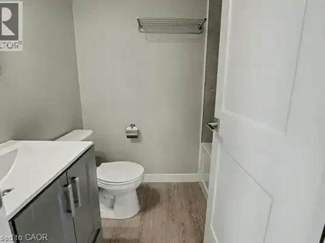 Townhouse 4 Bedroom For Rent Kitchener ON 2675 ELS103091641