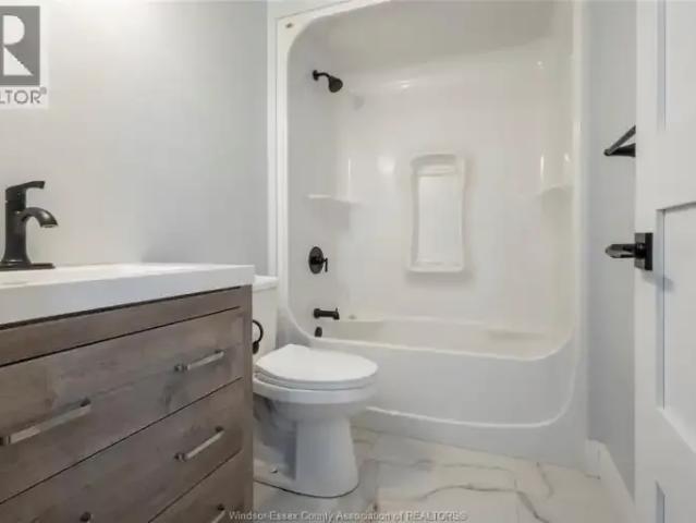 Townhouse 4 Bedroom For Rent Windsor ON 2600 ELS102339283