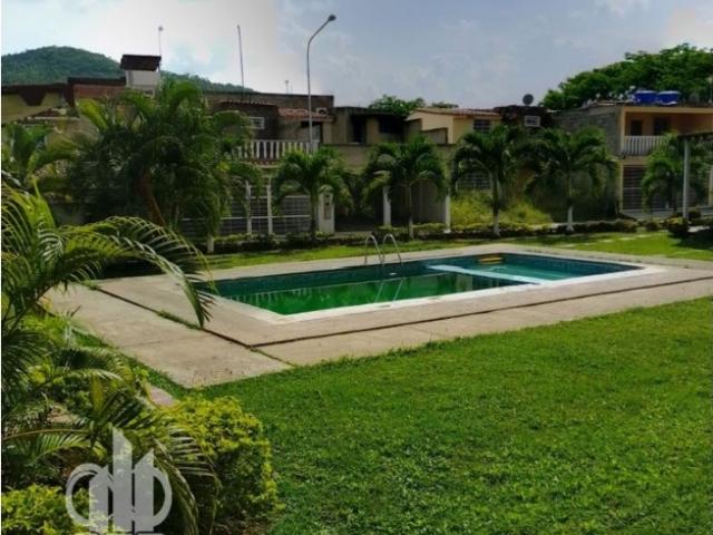 Townhouse con piscina en venta. Urb Loma Real Charallave PE