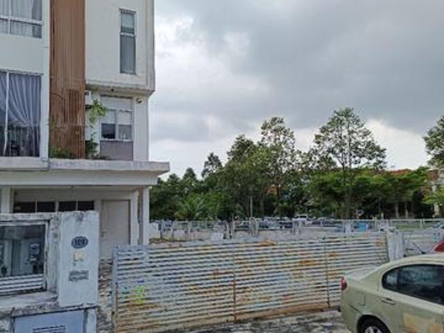 Townhouse Corner house below market murah