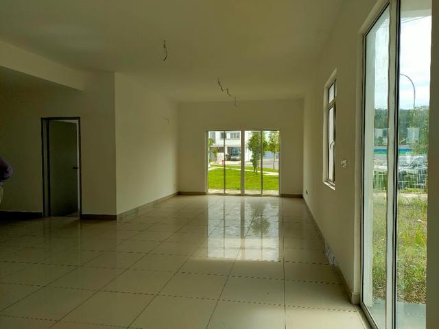 Townhouse Corner lot below market Platinum Residence Dengkil selangor