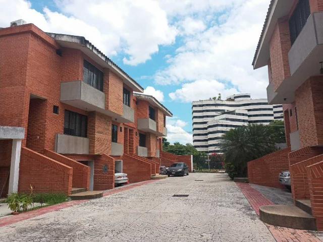TOWNHOUSE DE 3 NIVELES. FINAL DE LAS 4 AVENIDAS DEL PARRAL