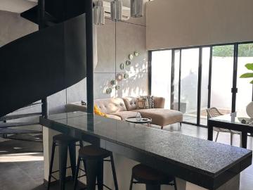 Townhouse de 2 recámaras, amueblado, con alberca privada y roof