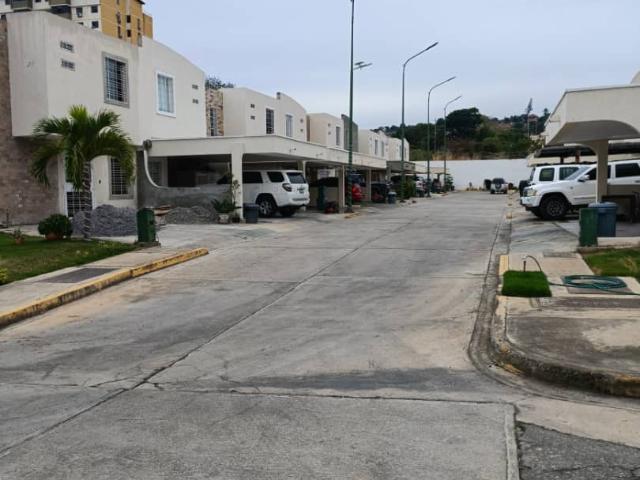 Townhouse en obra blanca, en urbanización privada Villas del Carmen