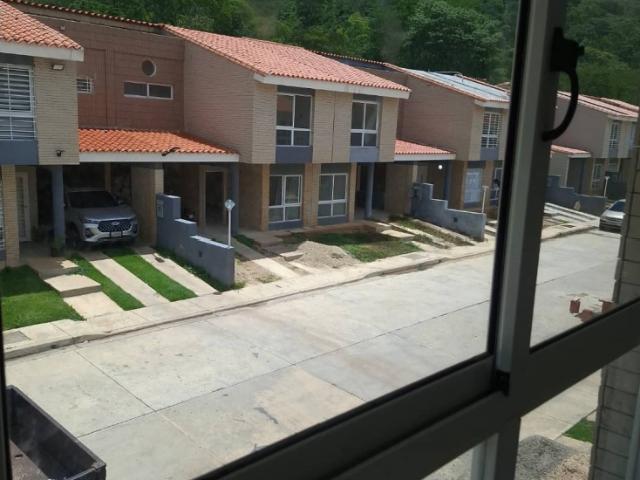 TOWNHOUSE EN SAN DIEGO. RES CUMBRES DE LA ESMERALDA. SJOSHB 003