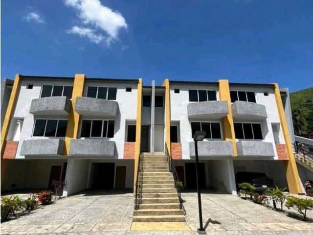 Townhouse en Venta Avenida Principal El Castaño Maracay RG