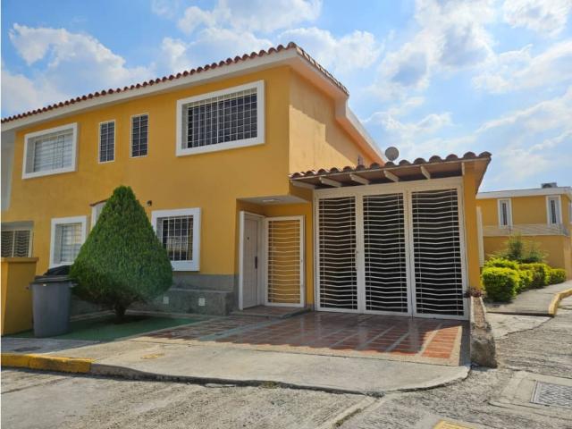 Townhouse en Venta en la Urb. Vista Dorada Guatire Estado Miranda