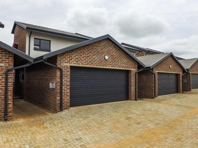 Townhouse For Rent in Azima View, Doornpoort! Simplistic and beautiful ultra modern design!