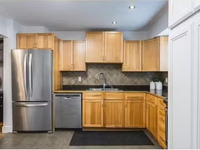 Townhouse for rent in Surrey, Surrey,, 263090861