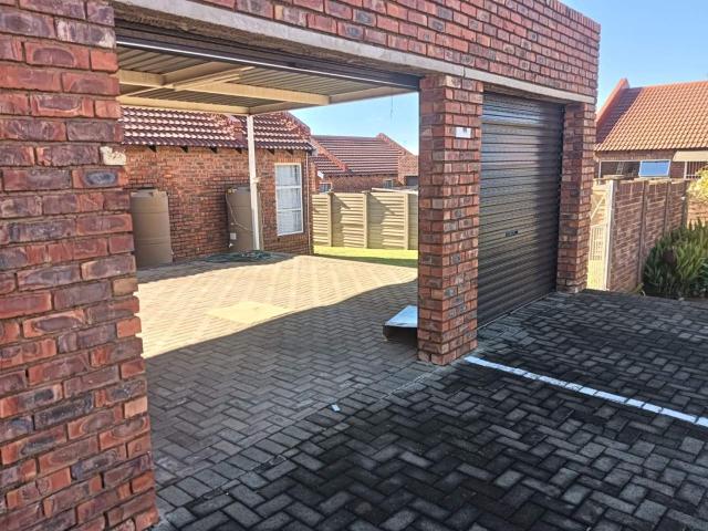 Townhouse for Sale in Langenhoven Park – Perfect for Students or Young Couples!