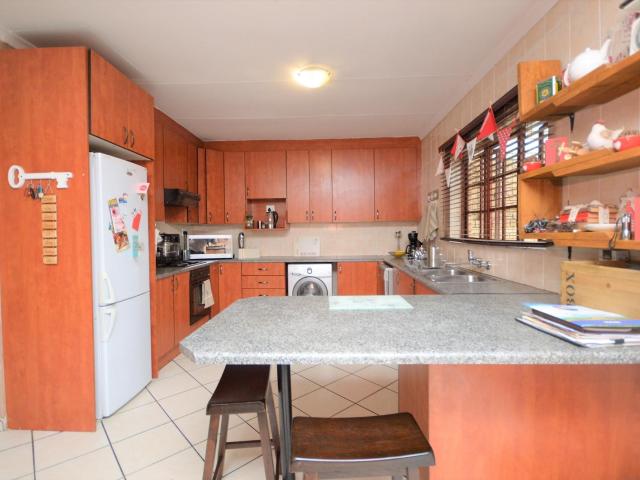 Townhouse For Sale in New Market Park, Alberton