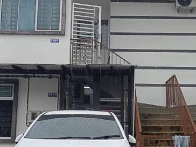 TOWNHOUSE FOR SALESenai Good Condition Boleh Full Loan