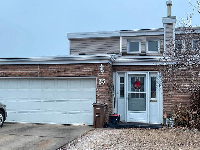 Townhouse In Desirable Complex In Grandin!