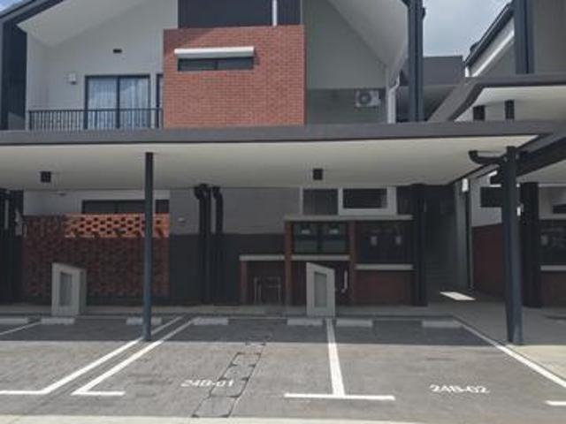 Townhouse in Elmina City