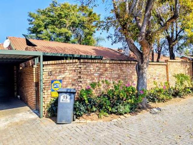 charming 2 bedroom townhouse with pr.