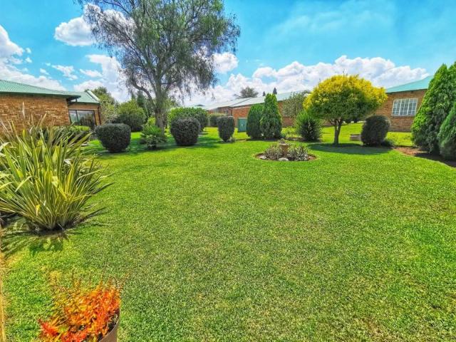 Townhouse in Sunair Park For Sale
