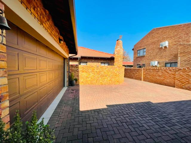 Townhouse in Sunward Park For Sale