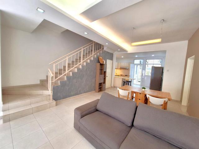 Townhouse Lower Unit Garden Guarded Dalpinia next to 16 Sierra