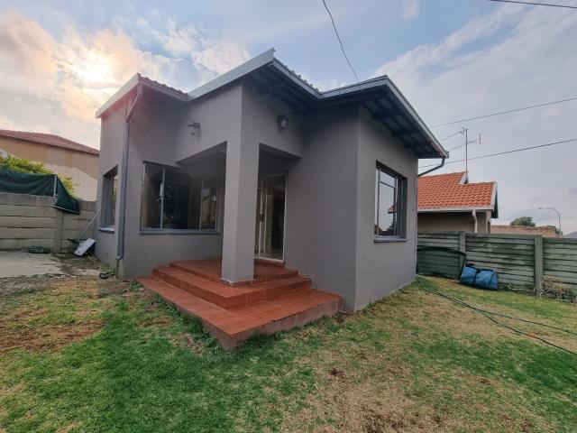 Townhouse To Rent in Tulisa Park, Johannesburg