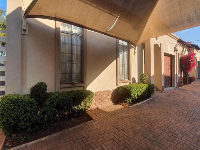 Townhouse to rent in Bendor Park