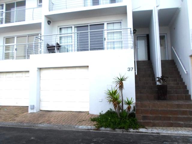 Townhouse to rent in Big Bay