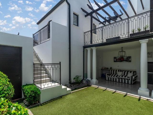 Townhouse to rent in Hyde Park, Sandton