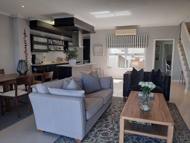 Townhouse to rent in La Lucia