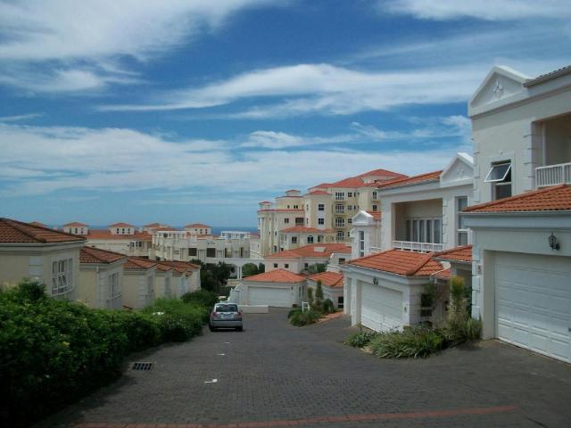 Townhouse to rent in La Lucia