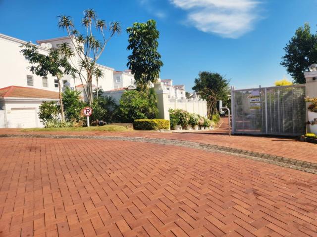 Townhouse to rent in La Lucia
