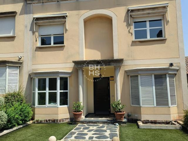 Townhouse to rent in La Moraleja