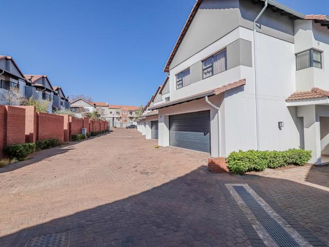 Townhouse to rent in Paulshof, Sandton