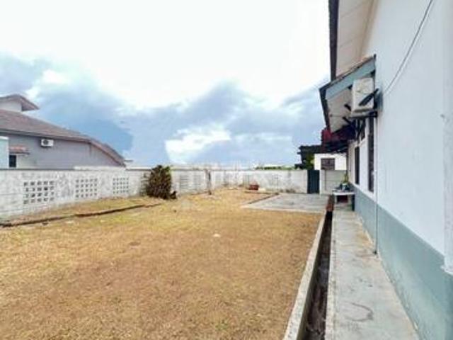 Tmn Molek3 Single Storey Corner for rent huge land asking