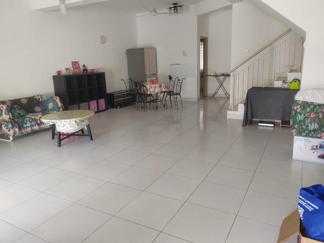 tmn pelangi Semenyih 2000sqft Freehold 4R3B Gated Guarded