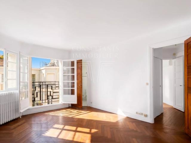 TROCADÉRO. GRAND STUDIO ÉTAGE ÉLEVÉ