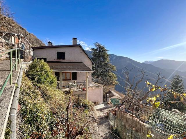 Trois appartements Fort potentiel à Roure 06420