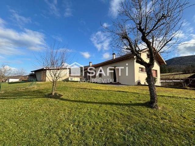 Trois appartements, un garage implanté sur un terrain de 929 m²