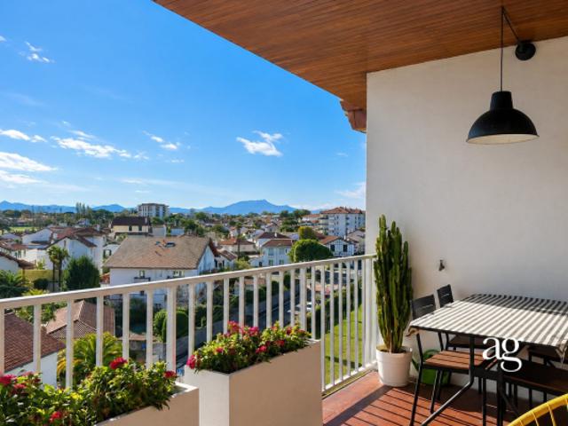 TROIS PIECES EN DERNIER ETAGE AVEC TERRASSE & VUE