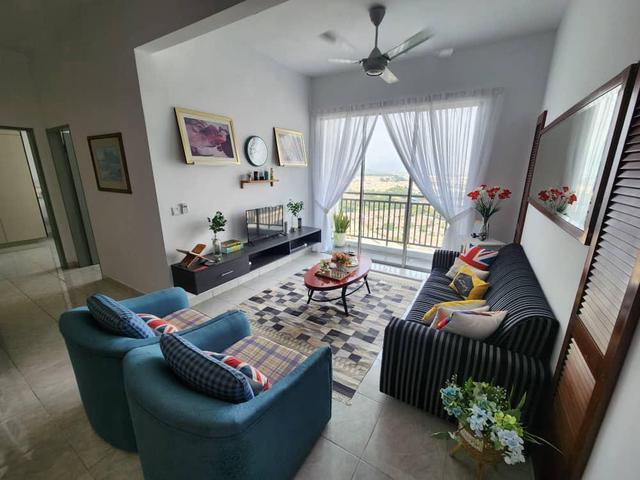 Tropicana Heights Condo Walk to Lake Garden Nearby to Reigate School