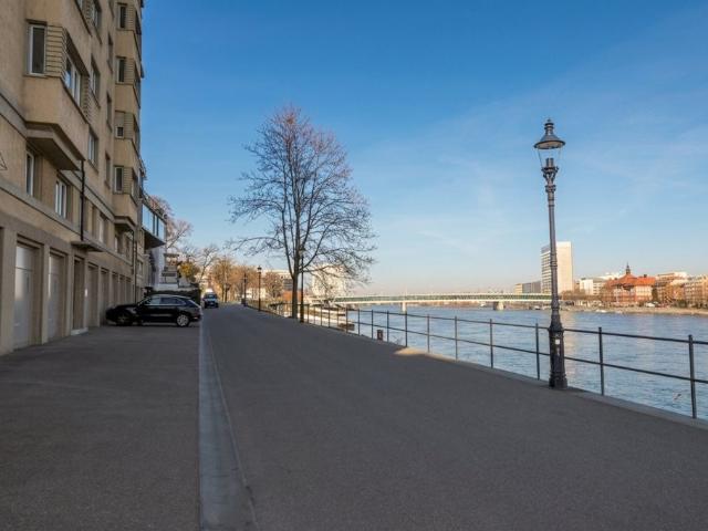 Träumen Sie von einer Altbauwohnung direkt am Rhein?