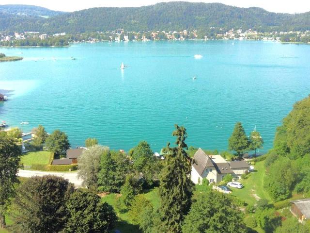 Traumhaft gelegene Bungalow Haushälfte mit eigenem Badezugang am Wörthersee