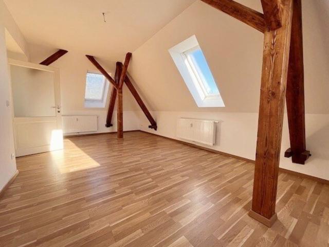 Traumhaft Schöne DG Wohnung in Ruhiger Lage